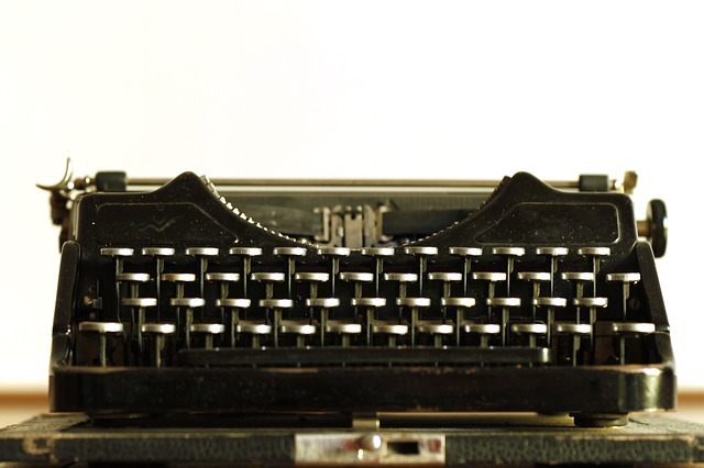 typewriter-472845_640